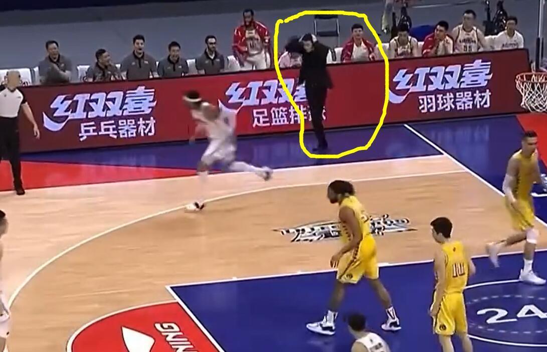 目睹弟子莫兰德中投命中，杨鸣抱头不敢相信。
